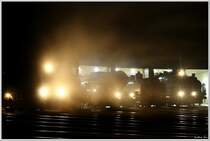 Abendliche Lokparade mit den Dampfloks 52.1198 + 93.1455 + 12.14 + 638.1301 im Rundlokschuppen von Ampflwang. 4.10.2008