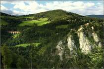 Panorama Semmeringbahn
Eine 1116 & 1142 fahren mit einem G�terzug �ber das Wagnergrabenviadukt.Rechts vorne sieht man die Burgruine Klamm.
5.9.2009
