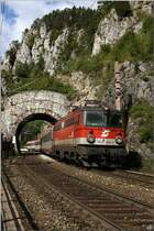 E-Lok 1142 665 f�hrt mit IC 252 von Spielfeld nach Wien.
Krausel Tunnel Semmering 05.09.2009