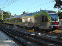 ETR 155 (neuer Stadler-Flirt) wartet mit gehobenem Stromabnehmer auf die n�chste Transportleistung im Bahnhof Meran, 06. Sept. 2009, 17:46
