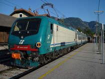 FS E 464 055 hat mit ihrem Pendelzug noch Pause im Bahnhof Meran. Dann gehts wieder zur�ck in Richtung Bozen, 06. Sept. 2009, 17:53