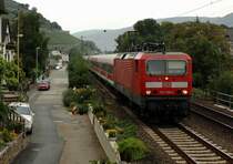 143 158 mit RB 15522, Wiesbaden Hbf-Koblenz Hbf, kurz vor dem Verlassen der Ortslage Assmannshausen, 10.09.09