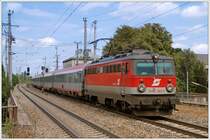 Wie schon an anderen Stellen erw�hnt, erlebt die Reihe 1X42 zur Zeit auf der S�dbahn eine Renaissance. 1142 665 war am 13.9.2009 u.a. mit dem OIC 259 von Wien nach Maribor (Marburg) bis zum Grenzbahnhof Spielfeld-Stra� unterwegs. Die Aufnahme zeigt den Zug bei der Durchfahrt der S-Bahn Station Wien Atzgersdorf. Im Hintergrund ist das ehemalige Bahnhofsgeb�ude von Atzgersdorf zu sehen.