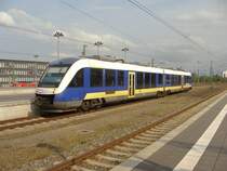 648 590-7 der NordWestBahn in Oldenburg Hbf. Dieser Triebwagen wurde an den kurz zuvor eingetroffenen Zug aus Osnabr�ck geh�ngt. Mit drei Triebwagen ging es dann nach Wilhelmshaven. Fotografiert am 15.09.2009.