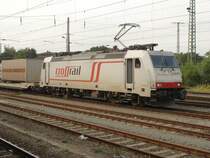 185 578-2 der Crossrail steht in Magdeburg Hbf, der Tf wartet auf seine Abl�sung. Nach kurzer Zeit ging die Fahrt weiter in Richtung Magdeburg-Neustadt. Fotografiert am 16.09.2009.