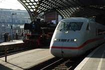 Die Mutter der Generationstreffen: 41 018 (und 41 360) mit DPE 88077 (N�rnberg - K�ln) und ein ICE der 2. Generation nach Berlin nebeneinander im Hbf K�ln. Aufgenommen am 02.09.2009.