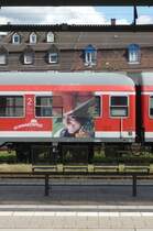 Eine solche (Moment)aufnahme, kann - auch mit etwas Gl�ck entstehen, wie es mir am 25.07.09 in Offenburg ergangen ist, als ich mich auf einer Wartebank hinsetzen - und auf mein Zug warten wollte. 
Eine bildliche Festhaltung, die eine besondere Atmosph�re ausstrahlen sollte: Eisenbahn und der dazugeh�rigen Kultur der Region Schwarzwald/S�dbaden.