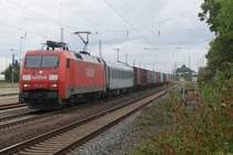 152 091-5 fuhr mit einem Containerzug am 14.09.2009 durch den Wunstorfer Bahnhof in Richtung Minden.Den Personenwagen,der hinter der 152 h�ngt,habe ich jetzt schon des �fteren auf der Strecke beobachten k�nnen.