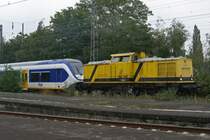 Die V100.01 der Regio Infra Service (RIS)durchf�hrt am 16.4.09 mit einem neuen Zug f�r die Niederlande Krefeld Hbf