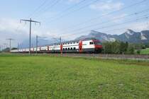 Der IC 573 n�hert sich am 12.9.09 Maienfeld.
