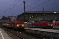 218 141 steht mit RE 32692 abfahrbereit in M�nchen Hbf, w�hrend die etwas j�ngere 218 472 gerade mit einem RE angekommen ist.  12.09.2009.