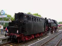 Beim Eisenbahnfest in Korbach 2006 nahm auch die Br 65 von
niederl�ndischen Eisenbahnfreunden teil. Hier steht diese mit dem Tender der Br 41 360 im Bahnhof Korbach