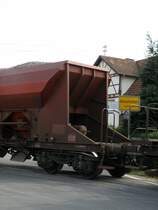 Detailfoto eines G�terzugwaggons direkt vor dem Ortsschild Balzhofen auf einem unbeschranketen Bahn�bergang.
