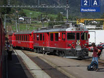 Der Gegenzug vom Berninapass kommend, f�hrt mit ABe 4/4 III Nr. 54 auf Gleis 1 in Poschiavo ein, 11. Sept. 2009, 14:21
