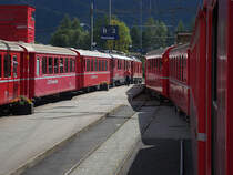 ABe 4/4 III Nr. 54 f�hrt mit ihrem Zug im Bahnhof Poschiavo direkt zur Gem 4/4 801, 11. Sept. 2009, 14:16
