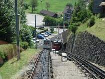 Blick hinunter nach Alpnachstadt. Rechts das Gleis wo die Triebwagen abgestellt werden