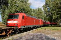 185 121 f�hrt eine Abstellschlange im Werk Dessau an. Fotografiert am 12.09.09.