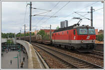 Wegen eines Blitzeinschlages im Stellwerk S��enbrunn wurden zahlreiche Z�ge �ber die Wiener S-Bahn-Stammstrecke umgeleitet - dabei kam es zu gro�en Engp�ssen im gesamten Bereich von Wien Meidling bis Wien Floridsdorf. 1144 278 bespannte am 2. Juni 2009 den DG 56108 nach Retz und wurde in der S-Bahn-Haltestelle Handelskai bildlich festgehalten.