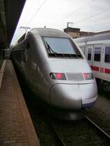 Das Foto zeigt den TGV POS 4405 von  SNCF im Saarbr�cker Hauptbahnhof. Das Foto wurde am 18.09.2009 aufgenommen. Die Aufnahme vom Bahnsteig gegen�ber war nicht m�glich, da dort ein IC Saarbr�cken Heidelberg stand.Der TGW war auf dem Weg nach Frankfurt Hauptbahnhof.