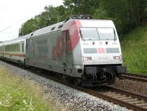 Am 27.Juni 2009 rauschte IC 2213 mit der 101 144 und 90 km/h �ber R�gens Schienen.Aufnahme bei Bergen/R�gen.