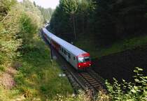 8073 043 mit REX/R2705 von Wien S�dbahnhof nach Fehring, kurz vor der Einfahrt in den Gro�en Hartbergtunnel. M�nichkirchen, 21.09.2009