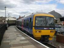 Zug der London Overground nach Upminster im Bahnhof Windsor.
