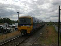 Zug der London Overground nach Upminster f�hrt aus dem Bahnhof Windsor.