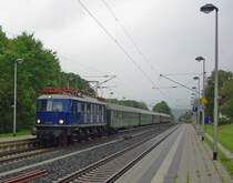 Die E18 047 mit ihrem Sonderzug zu den Damploktagen in Meiningen. Aufgenommen am sehr fr�hen Morgen des 05.09.2009 in Wehretal Reichensachsen.