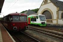 Generationstreffen in Eisenach: ein vierteiliger VT 98 entlud seine G�ste anl��lich der Dampfloktage in Meiningen, im Hintergrund ein moderner 650 (VT 112) der STB mit  Stadt Meiningen  Werbung. Aufgenommen am 05.09.2009.