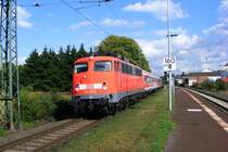 Am 28.08.09 f�hrt gerade die 110 427-2 als Verst�rker-RB RB 25182 (Gie�en-Dillenburg)in die Station Dutenhofen(bei Wetzlar) ein und wird in K�rze die Fahrt in richtung Dillenburg fortsetzen.
