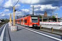 Am 28.08.09 steht der 425 018-9 als RE 25123 nach Frankfurt/M Hbf in Gie�en
auf Gleis 4 abfahrbereit und wartet auf das Abfahrtszeichen.
