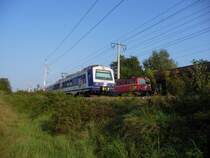 Dieses Foto hat f�r mich eine besondere Vorgeschichte: Vor genau 353 Tagen habe ich an der selben Stelle die 1042 013-1 fotografiert. Seit diesen Tag an wollte ich unbedingt noch ein Foto einer 1042 mit Scherenstromabnehmer machen, bevor die Lok ausgemustert wird - aber mir ist keine 1042 mehr begegnet, bis heute. Eigentlich sollte dieses Foto eine Aufnahme der Baureihe 4020 werden. Das parallel zur 4020 277-2 die 1042 013-1 gefahren ist, habe ich erst bemerkt, als ich dieses Foto gemacht habe. (21.09.09) Falls es noch Planleistungen der Baureihe 1042 geben sollte, bitte ich daraum mir diese mitzuteilen.