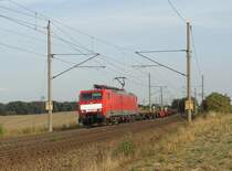 189 028-4 f�hrt mit einem Zug leerer Containerwagen in Richtung Braunschweig. Fotografiert unterhalb der Autobahnbr�cke der A14 zwischen Magdeburg und Niederndodeleben am 21.09.2009. 