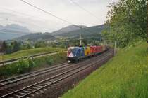 Das bild zeigt einen G�terzug der Gerade die Steigung nach Fieberbrunn in Richtung Hochfilzen bew�ltigt. Das Tandemp�rchen besteht aus der 1116 056 Rumanien und einer 1216. Die Aufnahme zeigt den Zug nach Fieberbrunn.