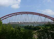 Der ICE Bruxelles-Midi - Frankfurt-Flughafen �berquert die neu erbaute Talbr�cke bei Astenet. Der ICE rollt hier abgeb�gelt, da er in wenigen Metern von der Hochgeschwindigkeitsstrecke auf die alte Strecke wechseln und etwas sp�ter die Grenze nach Deutschland passieren wird. Erster Halt in Deutschland wird Aachen-Hbf sein. Aufgenommen am 20/09/2009.