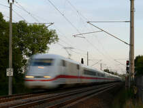 Eine BR 401 als ICE 892 Berlin - Hamburg in voller Fahrt zwischen B�chen und M�ssen; 21.09.2009
