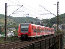 425 635-0 �berquert als RB 81 von Koblenz nach Trier am 29.08.2009 die doppelst�ckige Moselbr�cke bei Bullay.