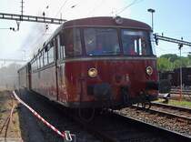 Zum Jubil�um 150 Jahre Waldshut–Turgi durfte der Schienenbus 796 739-1 mit Beiwagen die GTW vertreten. Weil man sich nicht daran satt sehen kann, noch einmal in gro�. (23. August 2009)