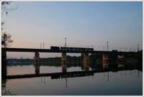 Ein Dampftag geht zu Ende. Im Zuge einer Fahrradtour entstand am Abend des 20.9.2009 noch ein Bild des Sdz R 16542 von Gro� Engersdorf retour nach Wien S�dbf(Ost) bei der Querung der neuen Donau in der Wiener Lobau. Leider g�nzlich ohne Dampfentwicklung. Es war einfach zu warm.