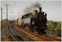 629.01 mit ihrem Sdz R 16537 von Wien S�dbf(Ost) nach Gro� Engersdorf am 20.09.2009 bei der Querung der neuen Donau in der Wiener Lobau. Die ehemaligen S�dbahnlokomotive 629.01 wurde 1913 unter der Fabriksnummer 3883 von der Fa. StEG (Staats-Eisenbahn-Gesellschaft) gebaut, fuhr unter der DRB und �stB zwischen 1938 und 1953 als 77 266 (DRB) und 77.266 (�stB) und von 1953 bis 1975 als �BB 77.66. Nach dem Ausscheiden aus ihrem aktiven Dienst versah sie ab J�nner 1975 nur noch Dienst als Vorheizanlage 0.1089 in Krems. Im Juni 1975 wurde die Lok dem �sterrreichischen Eisenbahnmuseum (�SEK) �bergeben, im J�nner 1977 ins Heizhaus Strasshof �berstellt und dort wieder als Streckenlokomotive betriebstauglich hergerichtet. (Zwei Schilder rechts neben der Lok entfernt)