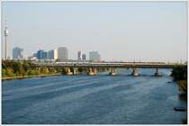 Blick auf die Wiener UNO-City inkl. Donauturm. So beil�ufig lieferten sich am 19.9.2009 die U6 und zwei 4020ger Garnituren eine kleine Wettfahrt �ber die neue Donau. Ihr n�chster Halt wird die Station Handelskai sein.