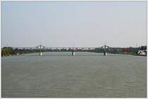 1X16 mit einem G�terzug am 19.9.2009 bei der Querung der Donau kurz vor der Durchfahrt der S-Bahnstation Praterkai in Wien.