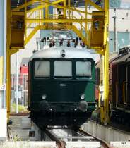 SBB - Fotokamera aufgelegt auf das Abspergitter und dank Gr�sster Tele einstellung ein Bild von der Frontansicht der Lok Re 4/4I 10044 im Betriebsareal des SBB Industriewerkes Biel am 09.08.2009