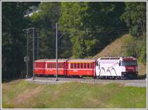 RE 1044 aus Davos Platz mit schiebender Ge 4/4 III 659  Seewis-Valzeina  unterhalb von Saas im Pr�ttigau. (24.09.2009)