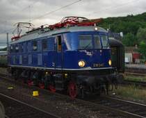 Zur�ck in Eisenach, das waren die 15. Meininger Dampfloktage und auch f�r den letzten Sonderzug hei�t es, die Heimfahrt anzutreten. Dazu setzt E18 047 gerade um. Aufgenommen am 05.09.2009.