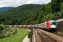 29.6.08 Die EM bringt nicht nur mehr Farbe auf die Schienen auch mehr Z�ge! Am heutigen Tag wurde ein Sonderzug von Villach Wien in Verkehr gesetzt, welcher von der Italien EM Lok bespannt wurde. 1216 004 mit dem EM Sonderzug D 15536 von Villach nach Wien S�d.
