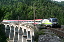 1.7.08 Eigentlich fuhr ich auf Gutgl�ck auf den Semmering, als ich dann eine der beiden CATzen um die Kurve fahren gesehen habe war ich sprachlos. Dass die beiden Loks ab und zu aus dem eigentlichen CAT Umlauf fallen war mir klar, aber eine der beiden auf dem Semmering zu erwischen... 1116 142 mit dem OIC 532 von Villach nach Wien S�d.