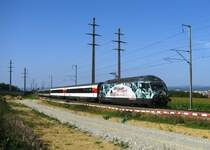 Mit der Re 460 075 wagt sich mal wieder eine Werbelok auf den Umlauf der IR Konstanz-Biel. Diesem Umstand und dem �berraschend guten Wetter verdanke ich dieses Bild. Entstanden am 26. September 2009 oberhalb Kreuzlingen.
