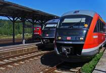 Zugkreuzung zu dritt? W�hrend die beiden Regionalbahntriebwagen 642 678 und 642 545 am 20.08.2009 auf der Strecke Leipzig-Mei�en im Bahnhof Nossen kreuzen, steht 241 353-2 im Hintergrund auf dem G�terzuggleis.