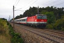 1044 050 mit OIC536  Jacques Lemans  von Villach nach Wien S�dbahnhof, kurz vor Wiener Neustadt, 25.09.2009.